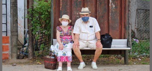 alt="fotografía ganadora del concurso ecos de la pandemia con dos ancianos esperando sentados"