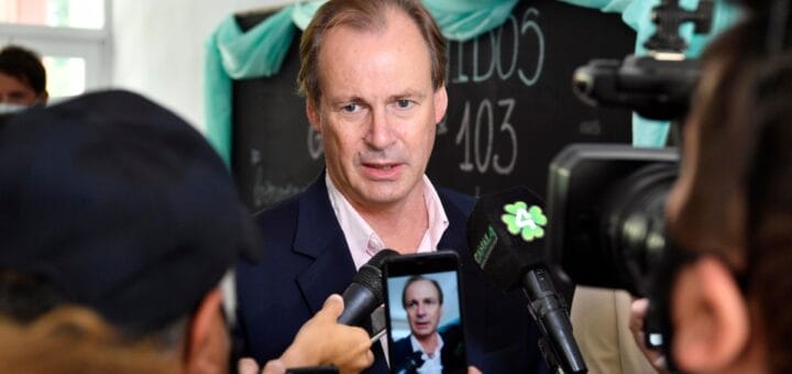 alt="el gobernador bordet realiza declaraciones a periodistas"