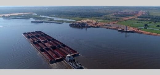 alt="remolcador con barcazas en la hidrovía paraná-paraguay"