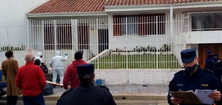 alt="policías y curiosos frente al domicilio de la profesora Teresita Galli, asesinada en Concordia"