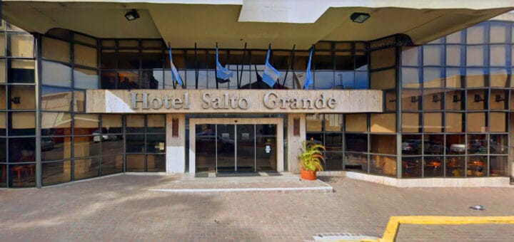 alt="el frente del hotel Salto Grande"