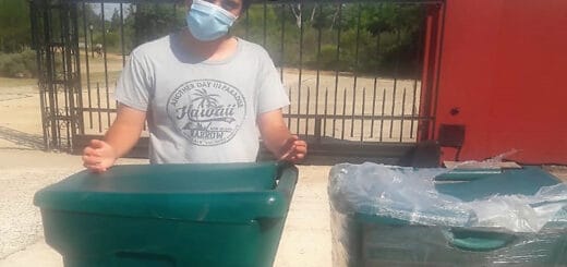 alt="Ignacio junto a contenedores para almacenar residuos"