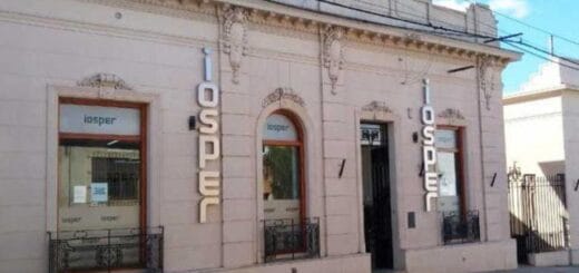 alt="frente de las oficinas del IOSPER en Concordia"