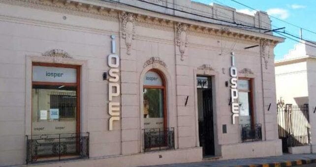 alt="frente de las oficinas del IOSPER en Concordia"