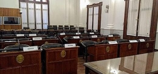 alt="recinto vacío de la Cámara de Senadores de Entre Ríos"