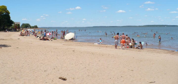 alt="playa en el lago de salto grande"