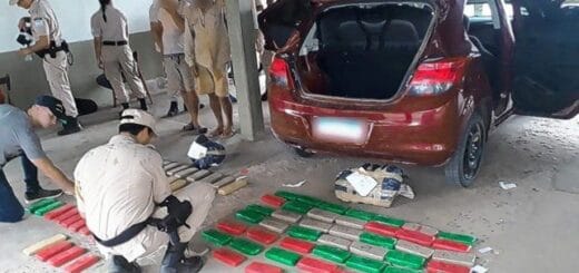 alt="efectivos de la Prefectura examinan panes de marihuana secuestrados en un vehículo"