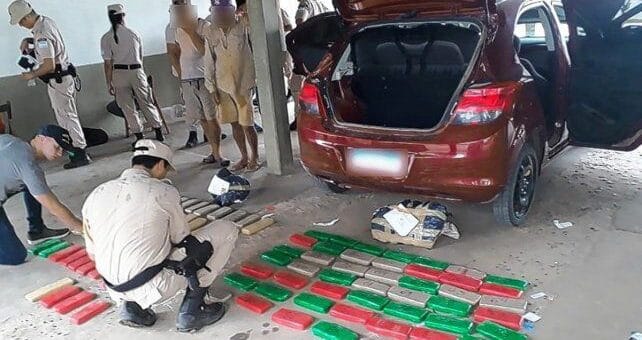 alt="efectivos de la Prefectura examinan panes de marihuana secuestrados en un vehículo"