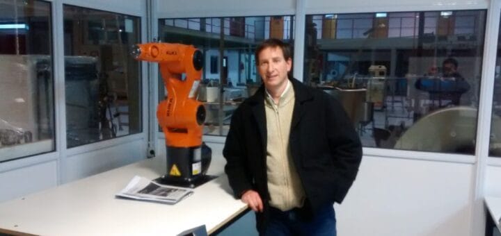 alt="Alejandro Rougier primer ingeniero en mecatrónica"