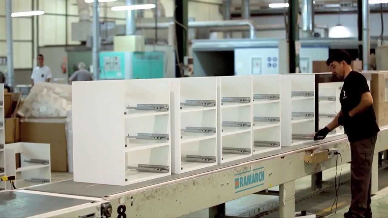 alt="trabajador en una fábrica de muebles"