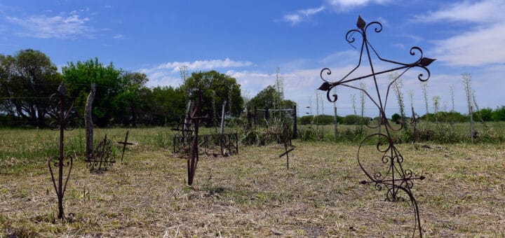 alt="cruces en el cementerio de negros del pueblo de Ingeniero Sajaroff"