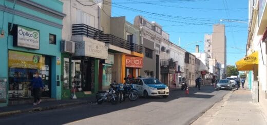 alt="una calle céntrica de la ciudad de Paraná"