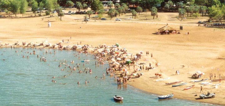 alt="playa sobre el río Uruguay"