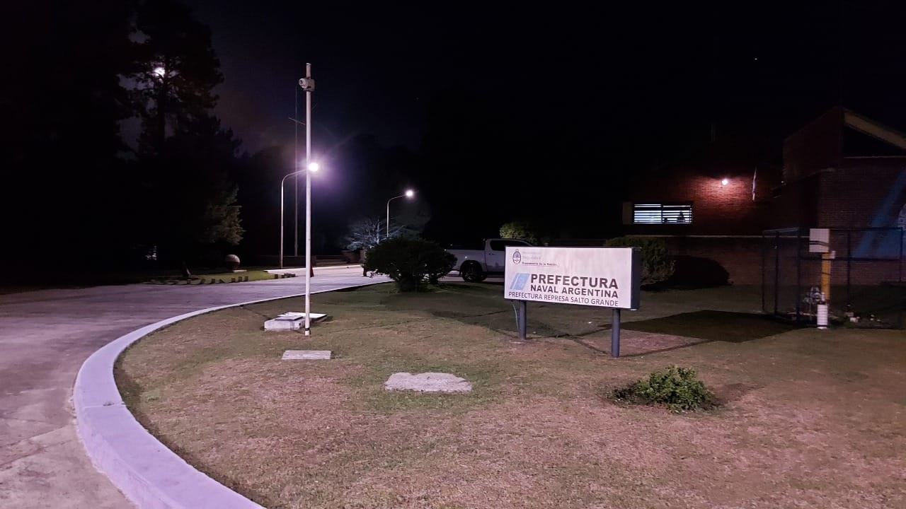 alt="iluminación en el predio de Prefectura de Salto Grande"