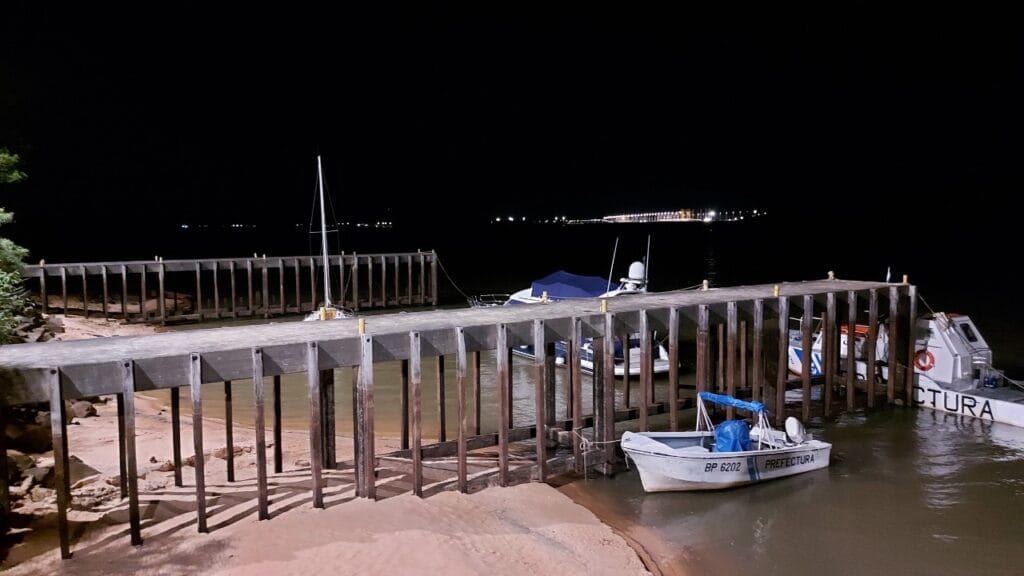 alt="iluminacion en el muelle de prefectura"