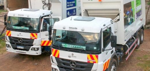 alt="dos camiones usados para la recolección de resiudos"