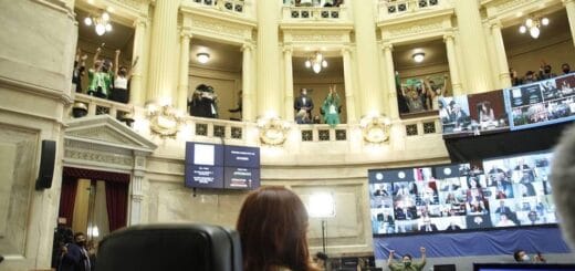 alt="recinto del senado con la vicepresidente cristina kirchner de espaldas y al frente las pantallas para sesionar virtualmente"