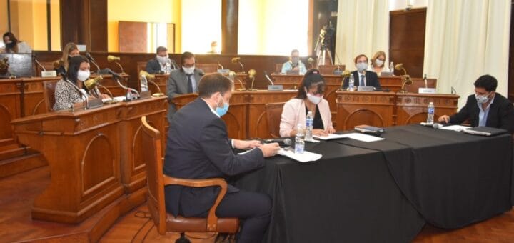 alt="concejales en una sesión del concejo deliberante de concordia"