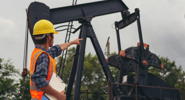 alt="técnico en mantenimiento industrial controla maquinaria"