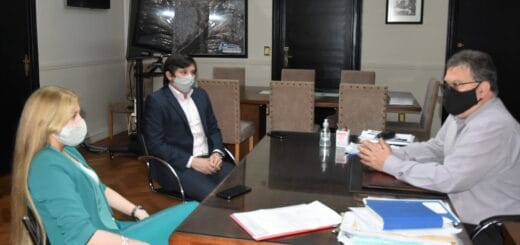 alt="reunión en la municipalidad entre el intendente francolini, la delegada de la CNRT y el secretario de coordinación de gestión"