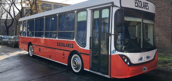 alt="ómnibus del transporte escolar"