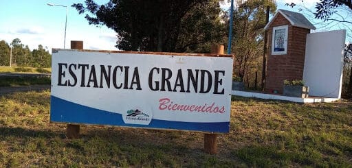 alt="cartel de bienvenida al municipio de Estancia Grande"