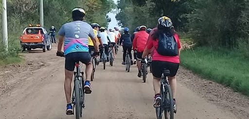 alt="fotografía de ciclistas en un camino de tierra"