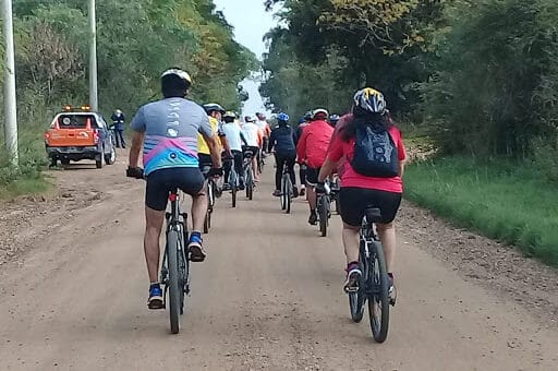 alt="fotografía de ciclistas en un camino de tierra"