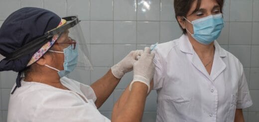 alt="una enfermera vacuna contra el covid-19 a una colega"