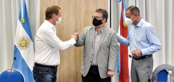 alt="a la izquierda el gobernador Bordet, en el centro el intendente de Concordia Francolini y a la derecha el titular de Vialidad Nacional Arrieta"