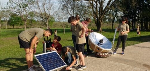 alt="estudiantes de villa elisa implementando su proyecto"