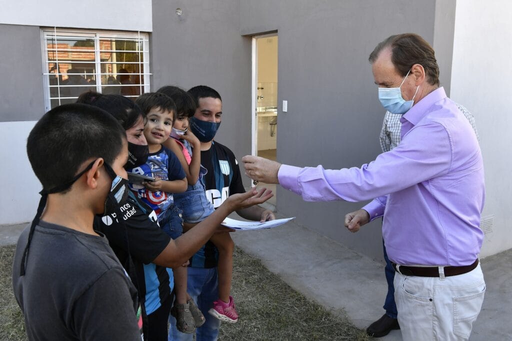 alt="el gobernador bordet entrega las llaves de una vivienda construida por la provincia de Entre Ríos"