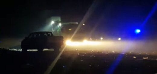 alt="camión de residuos en volcadero de basura y camioneta de la policía"