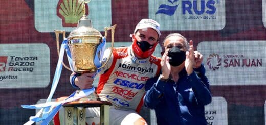 alt="werner en el podio con la copa de campeón"