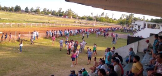 alt="público en el hipódromo de Concordia"