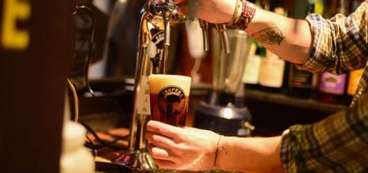 alt="sirviendo una pinta de cerveza"