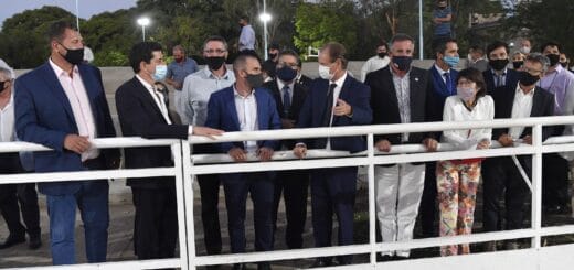 alt="el gobernador y los ministros visitaron la obra de saneamiento del arroyo Manzores"