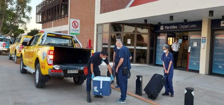 alt="equipo médico y personal de bomberos en el aropuerto de Paraná"
