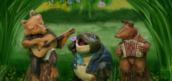 alt="zorro con guitarra, sapo cantor y mulita con acordeón, figuras de arcilla creadas por Alejandra Franco"