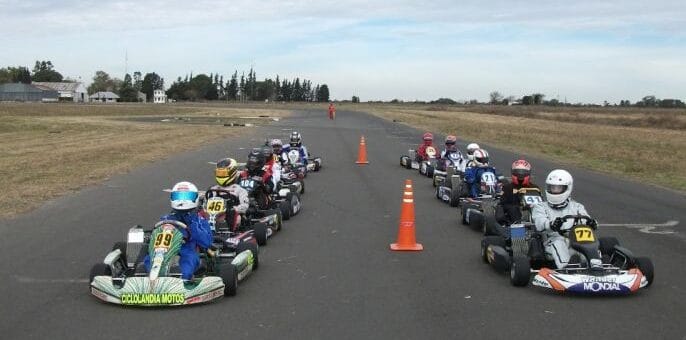 alt="largada de competencia de karting en el autódromo municipal de Gualeguaychú"