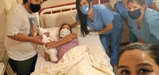 alt="Vladimir junto a sus padres y al equipo médico"