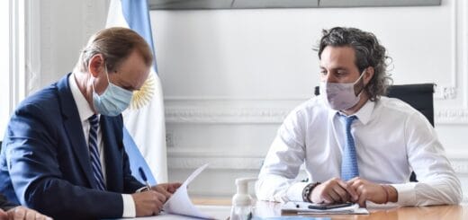alt="el gobernador bordet firma un convenio con la Nación ante la vista del ministro Cafiero"