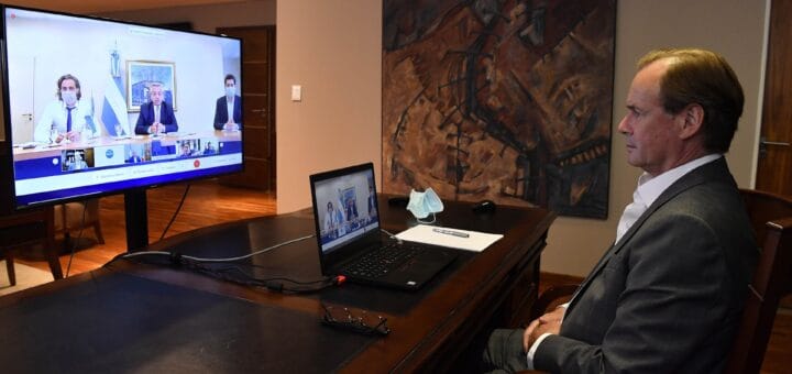alt="el gobernador bordet en videoconferencia con el presidente Fernández"