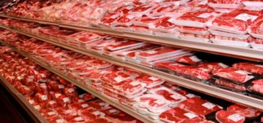 alt="cortes vacunos exhibidos en una góndola de supermercado"