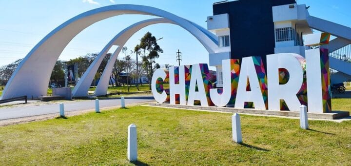 alt="arco de entrada a la ciudad de Chajarí"