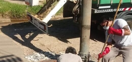 alt="obreros trabajando en las cloacas"