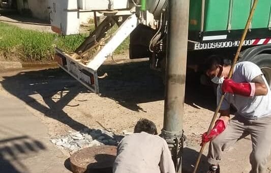 alt="obreros trabajando en las cloacas"