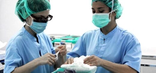 alt="personal de salud preparando elementos para curar"