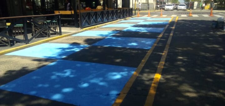 alt="corredor gastronómico sobre calle 1° de Mayo"