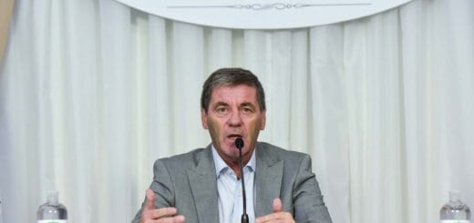 alt="ministro de economía de Entre Ríos, Hugo Ballay, sentado frente a un micrófono"